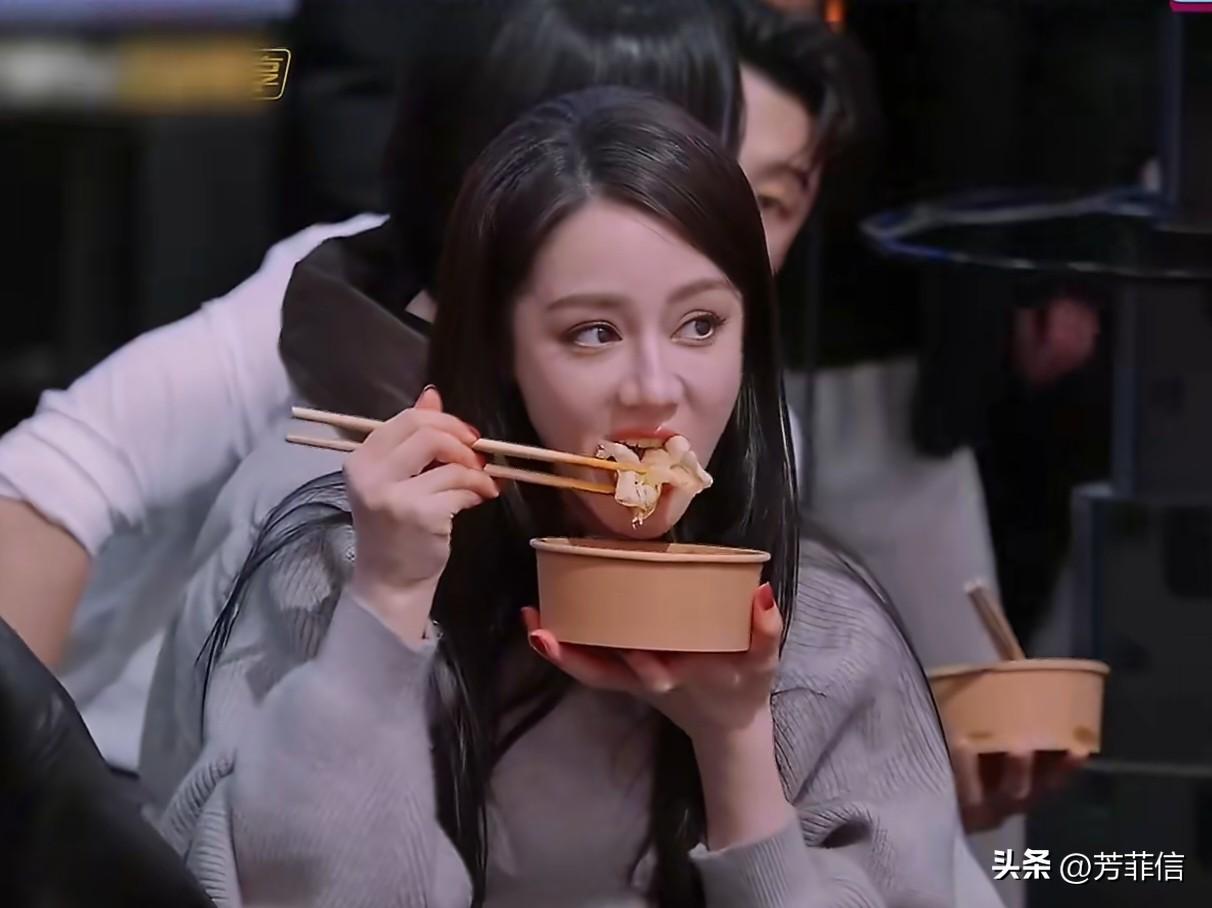 第一次在迪丽热巴脸上看见这么丰富的表情，话说演员之间是真不介意口水啊。
在《你好