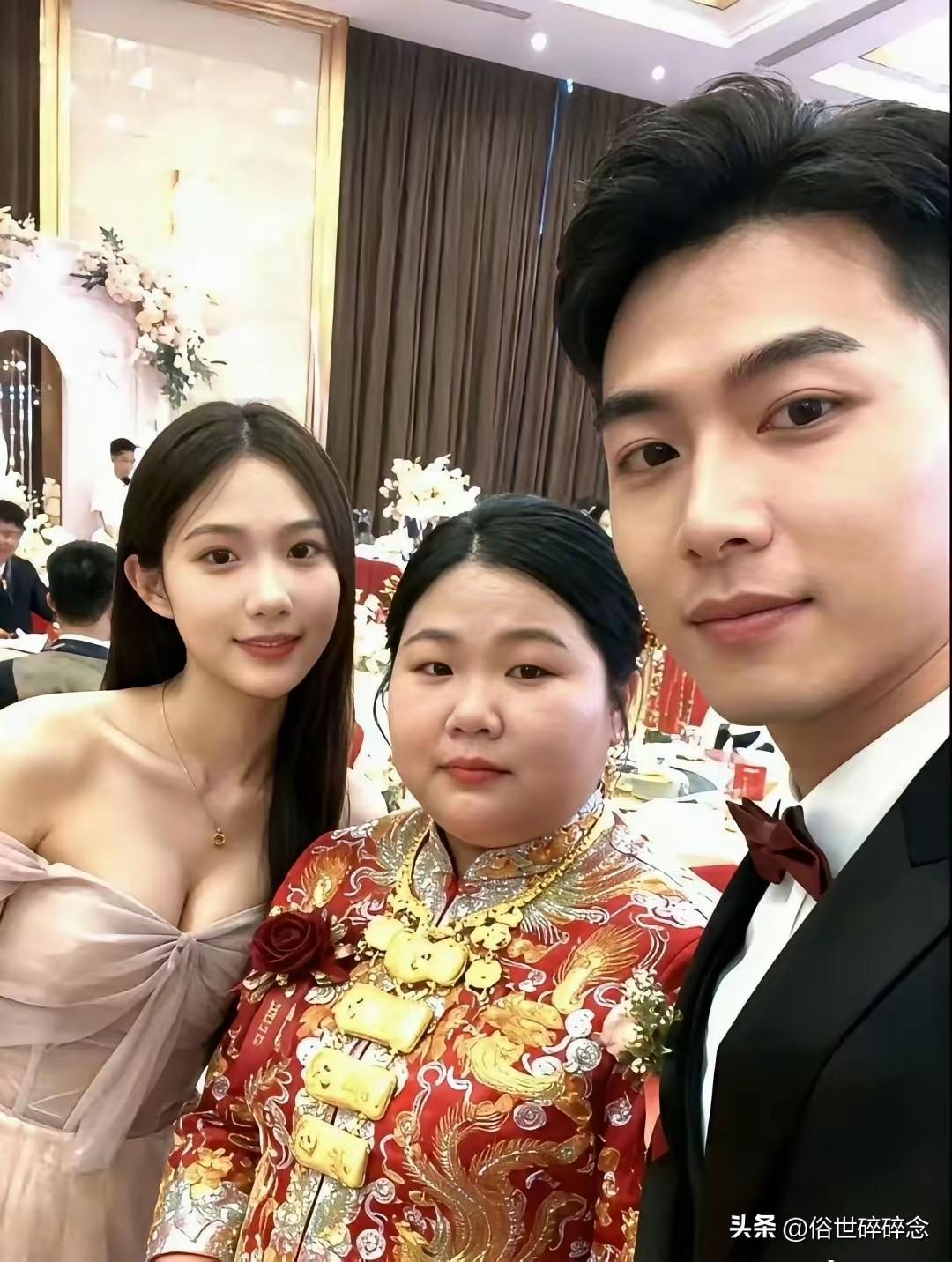 不少网友觉得婚礼主角本应是新娘，伴娘穿搭过于夺目，容易抢走新娘风头，显得不懂分寸
