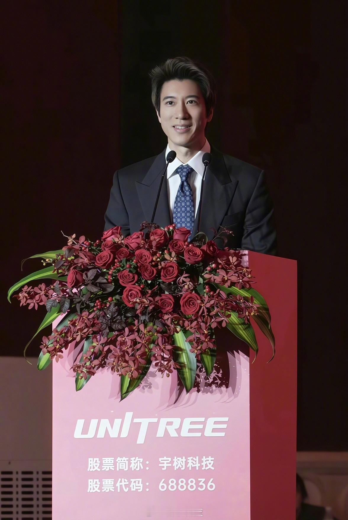 王力宏透露和宇树科技合作过程【王力宏称宇树团队通宵改代码救场：演出前一晚机器人出