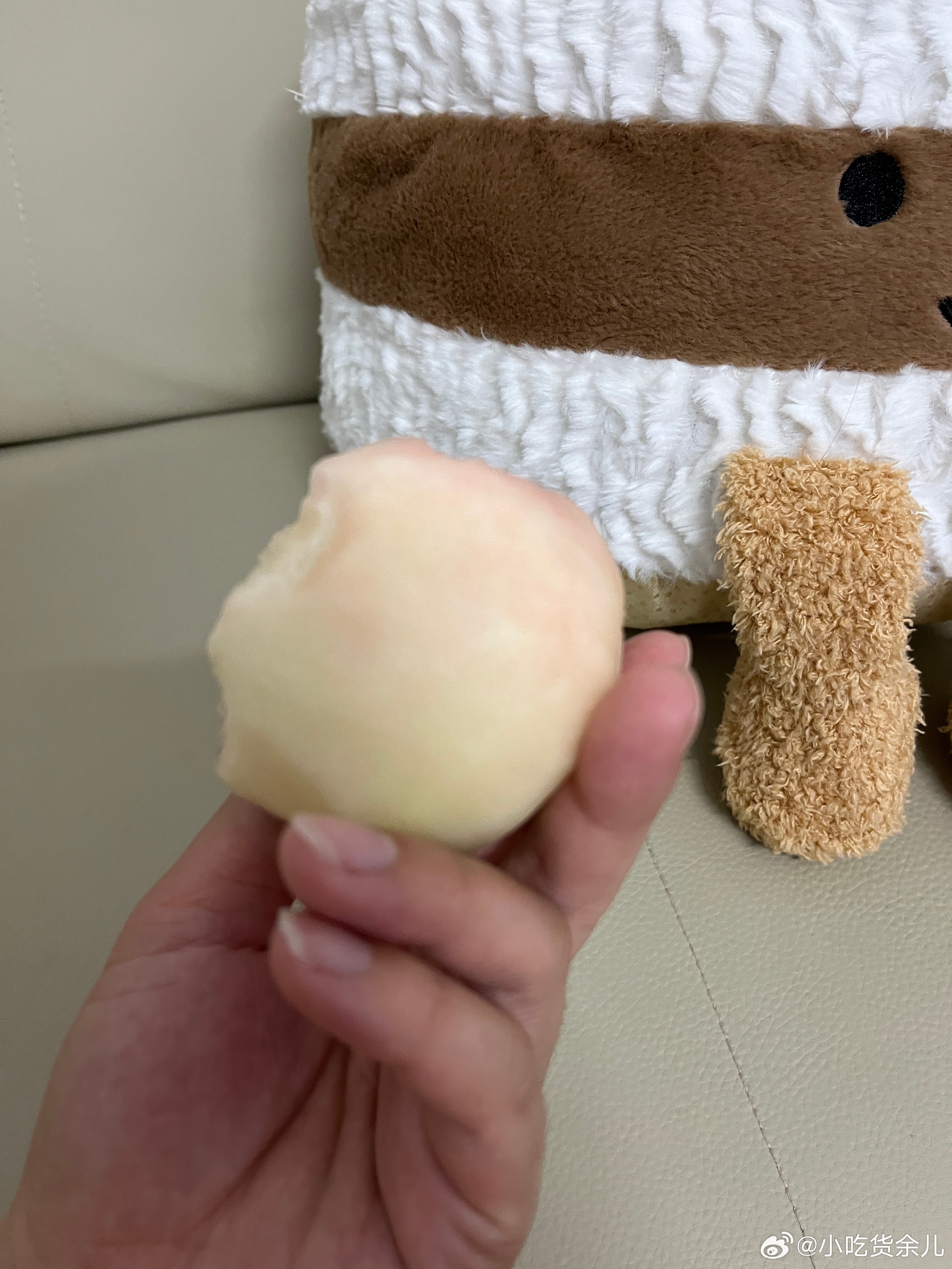 送她姐姐回来，又上来爷爷这里玩，玩到8点才肯回去。图二是大姑送的垫子，好可爱，刚