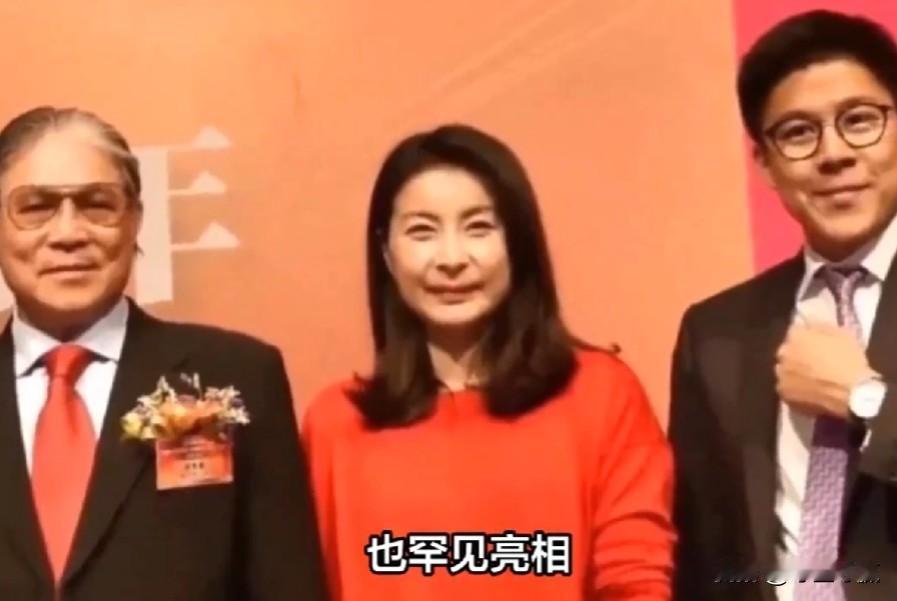 #春日生活打卡季#霍震霆带家人回老家扫墓，三代人罕见同框！郭晶晶素颜稳居C位！可