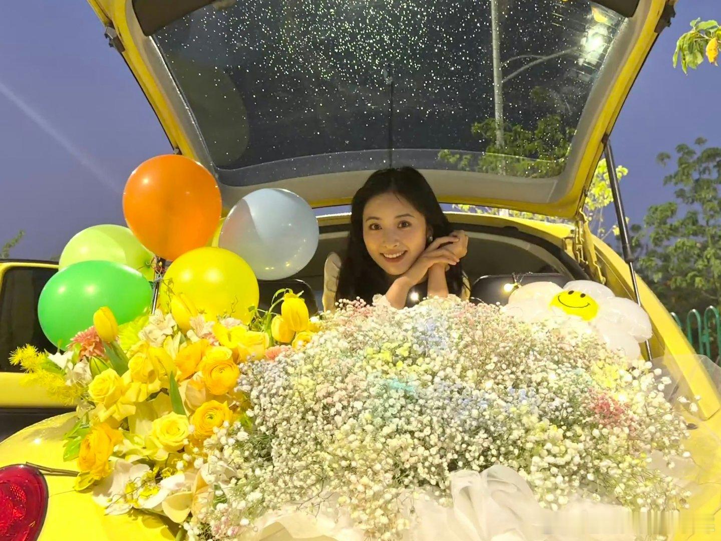 沈月29岁生日发文沈月29岁庆生照沈月29岁庆生照太治愈了，庆生照里的鲜花和笑容