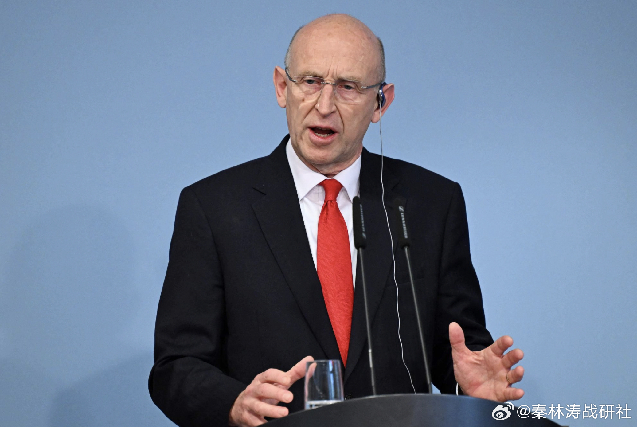 英国防大臣辞职还甩锅首相 钱不到位，爷不伺候了！ 辞职就辞职呗，临走非得补一刀，