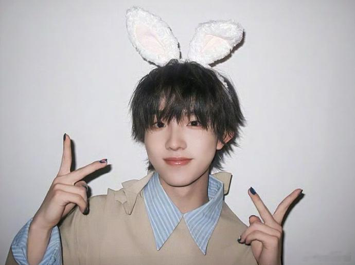 苏新皓ELLE人生四格 苏新皓这两套ELLE人生四格，清爽到犯规，干净的少年感，