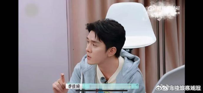 李佳琦是梳子型人格吧 李佳琦面对一堆事，就像梳子梳毛躁头发，理得清清楚楚，颜LA