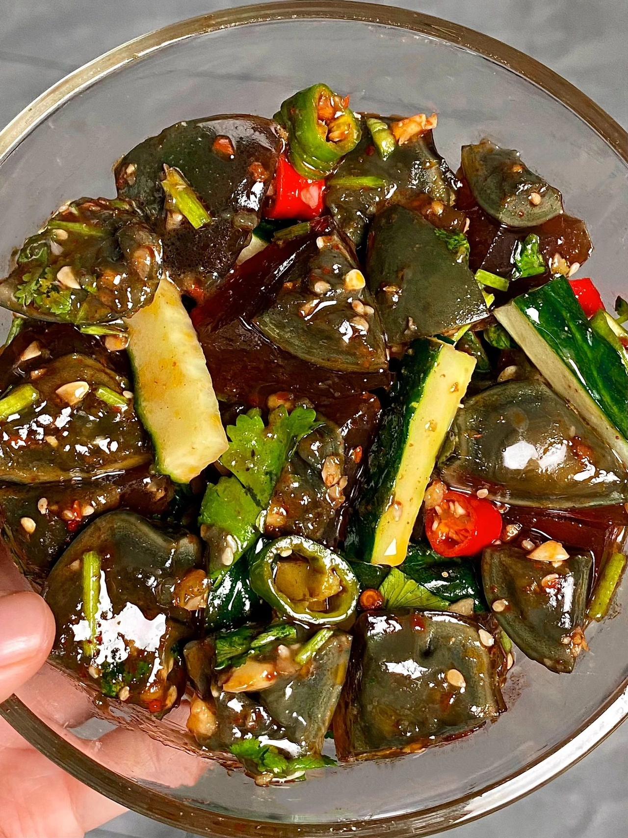 谁能够拒绝这盘黄瓜拌皮蛋呀！！
今天试着做了凉拌皮蛋，没想到全家人夸上了天
搞的