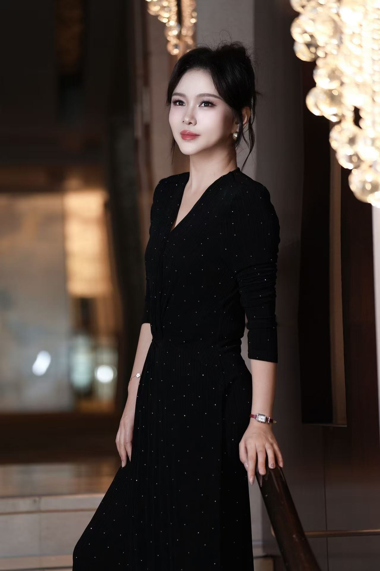 鎏金时光里的浪漫邂逅！刘美希的秋日穿搭自带滤镜，与金黄银杏相映成趣，优雅氛围感直