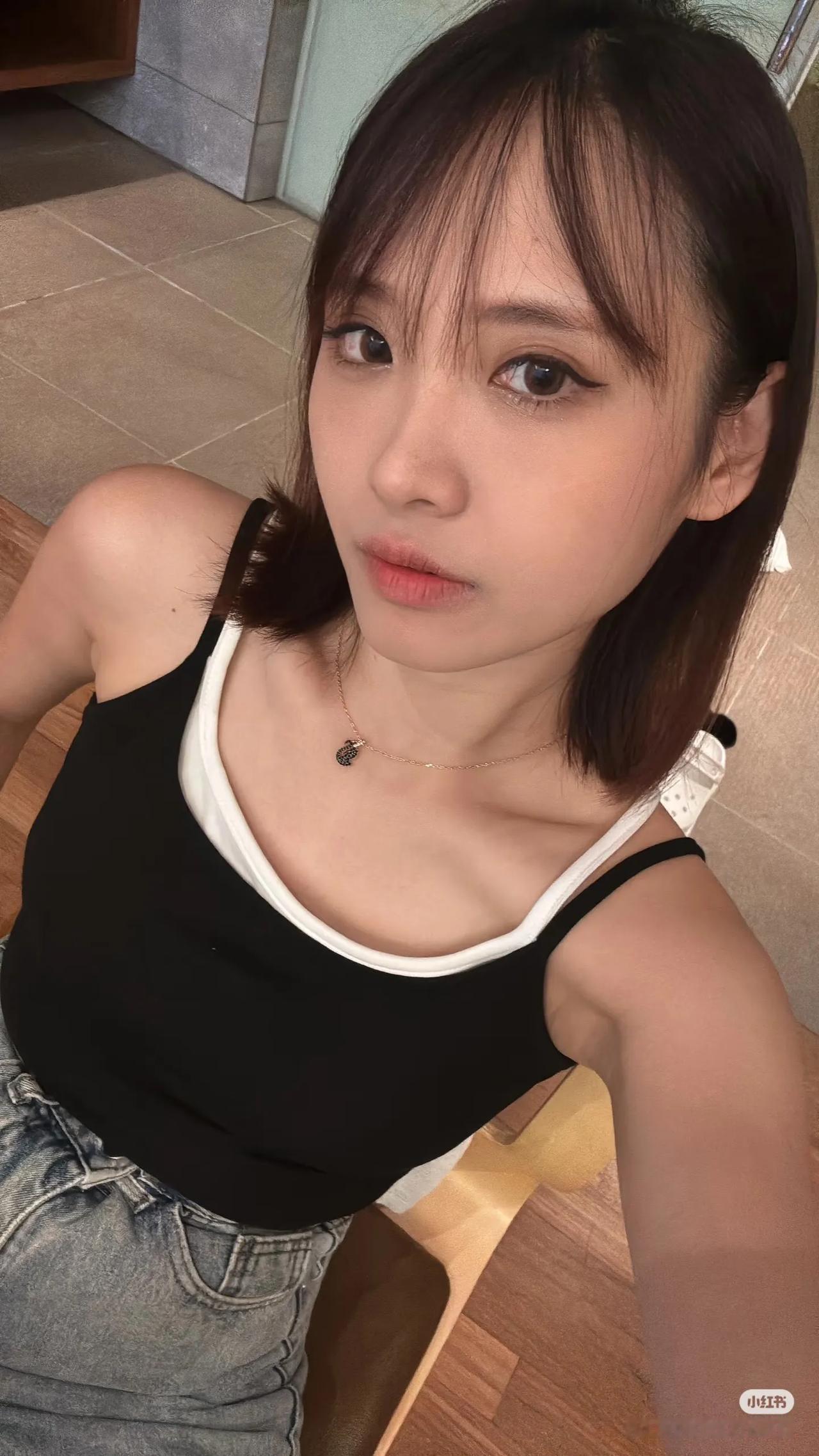 话说新加坡近几年就推出了许多颜值和气质都相当不错的新晋博主，而Esther就是其