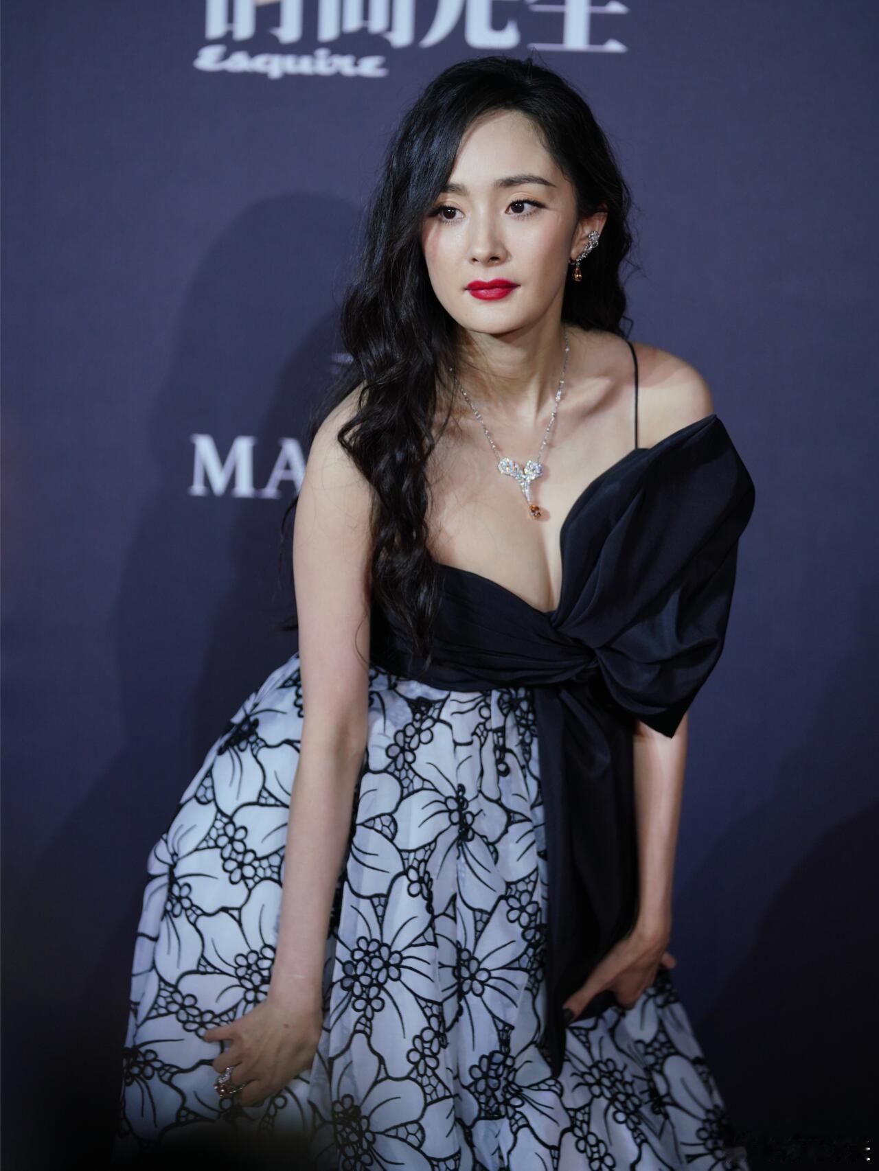 杨幂这套礼服的设计灵感来自于“犹抱琵琶半遮面”？ 