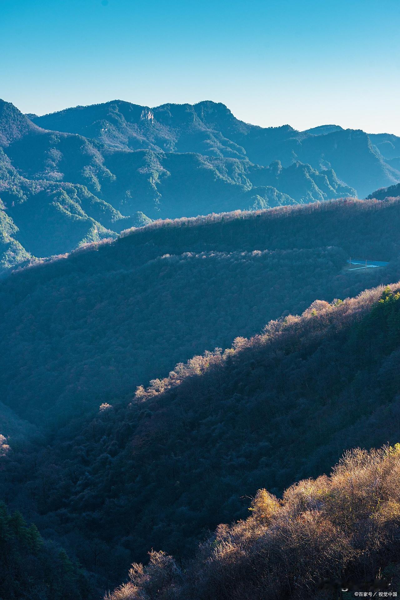 在漳州港租的房子是朝南的阳面房，早晨醒来，阳光透过窗户照射在床上，婉转、美妙的鸟