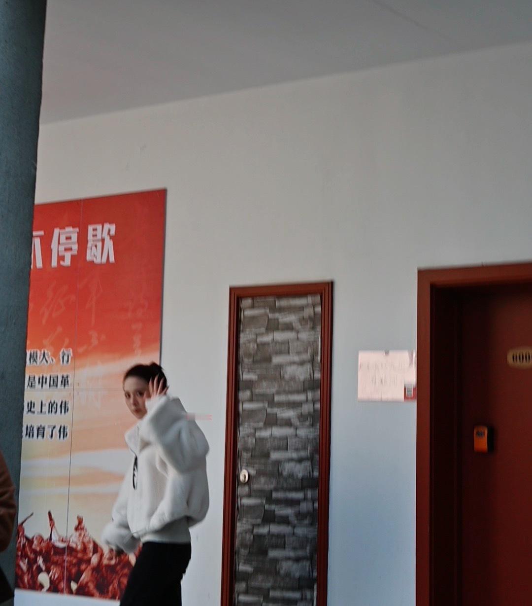 事情是这样的我站在人堆里，心肝做完脸准备换化妆间去做头发，精准在人群中发现了畏畏