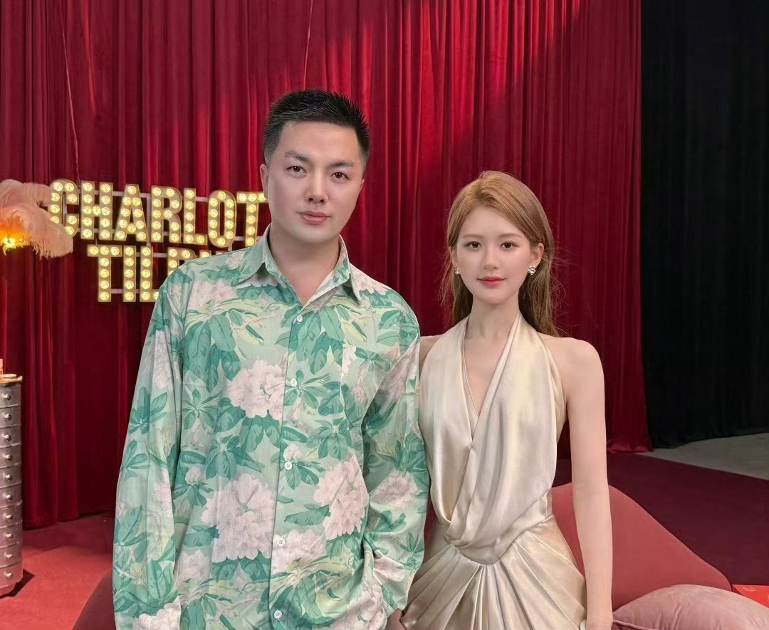 魏笑赵露思一起同框直播，女孩子的友谊太美好了！肉丝状态也好好啊！ ​​​