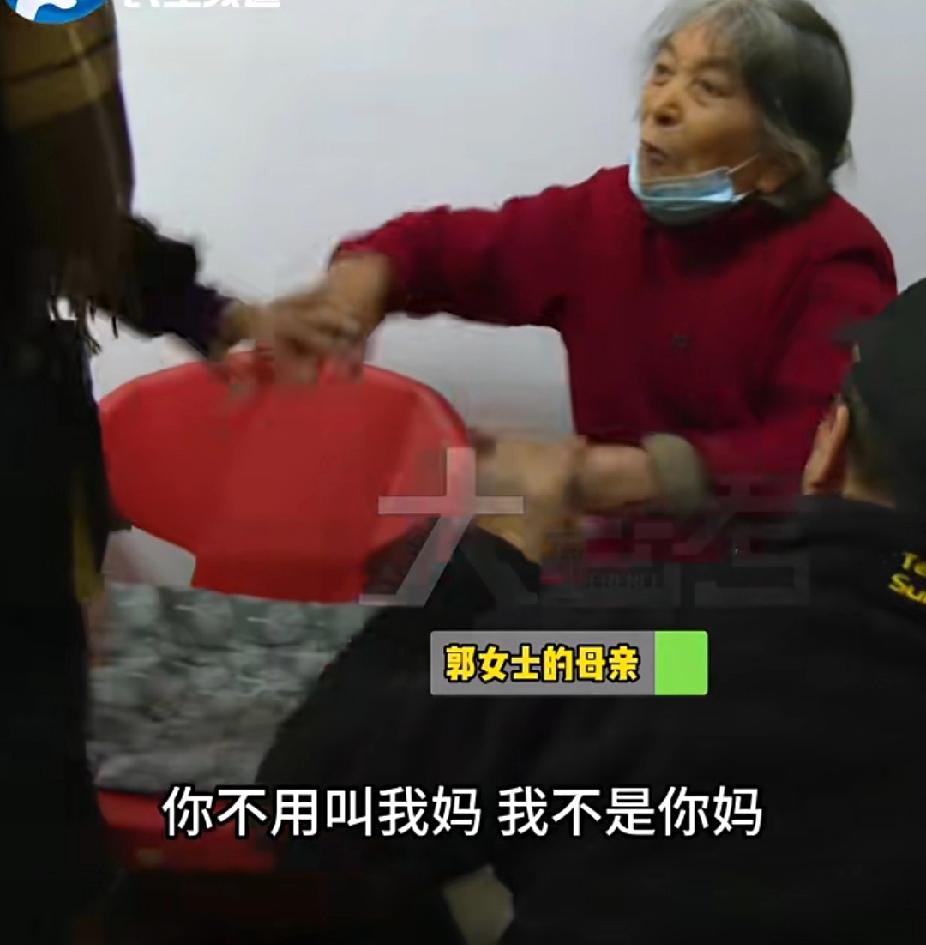 83岁老太拿着拆迁款，花11万买的保健品竟然是“固体饮料”？女儿制止后，老人：“