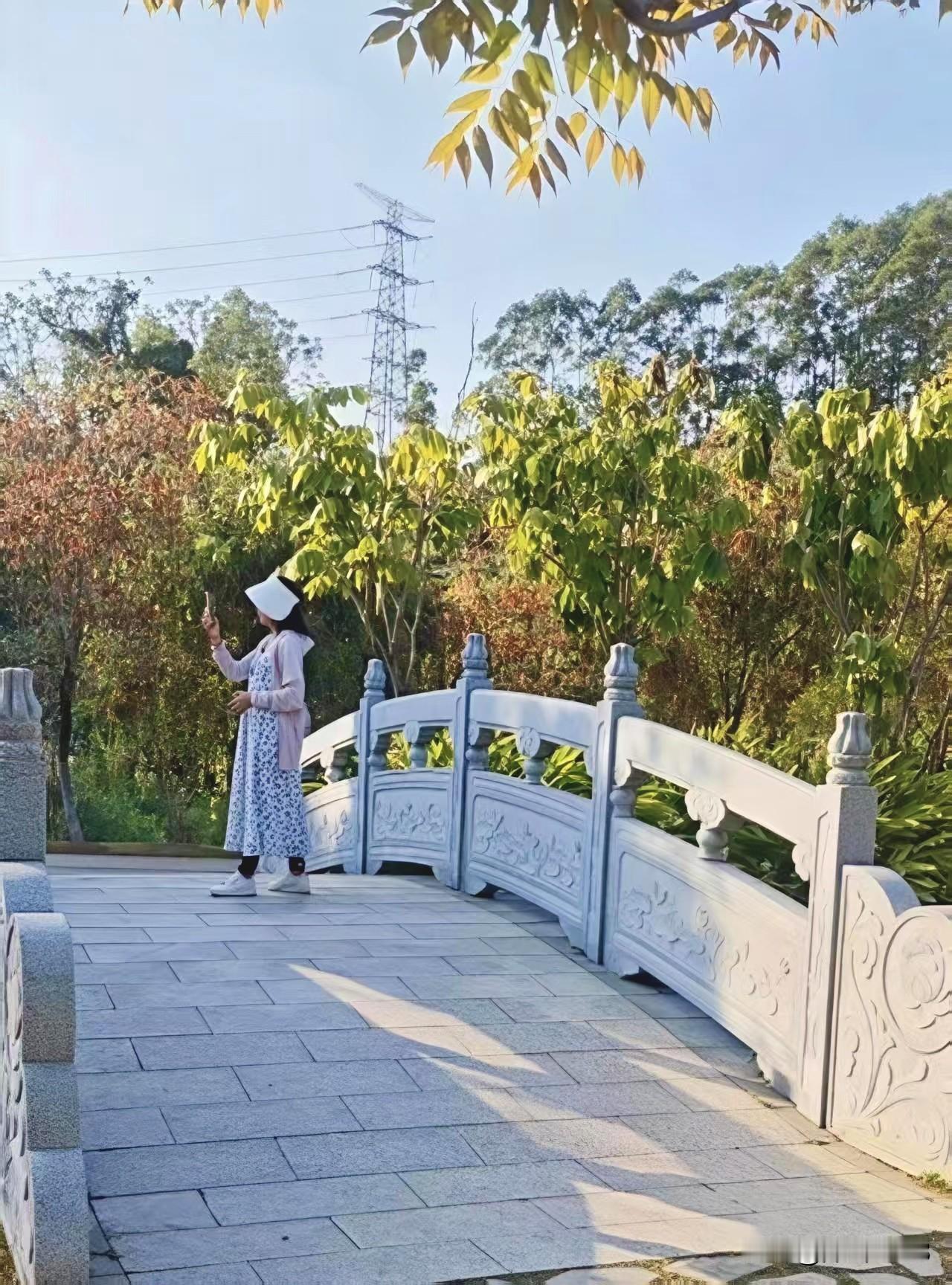 广州黄埔华圣公园(免费)
地址:
广州市黄埔区永华路(南北
两侧，地处华峰山山麓