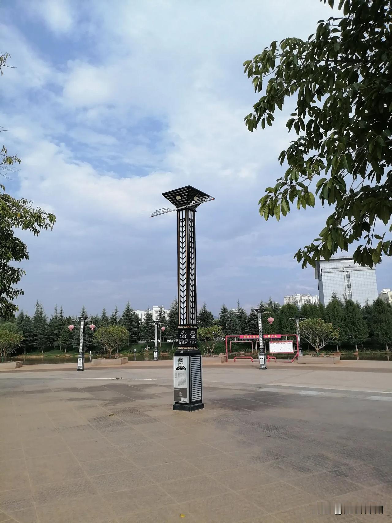 我们是在云南省弥勒市旅居生活的东北老俩口。

        我和老伴准备在云南
