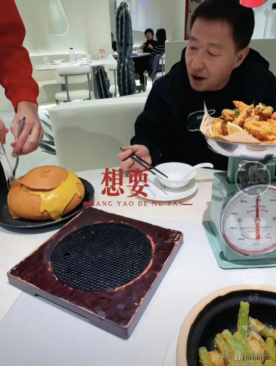 在家过了年，陈振江教练也来新加坡了。
昨天的新加坡大满贯赛欢迎晚宴，看到朱雨玲和