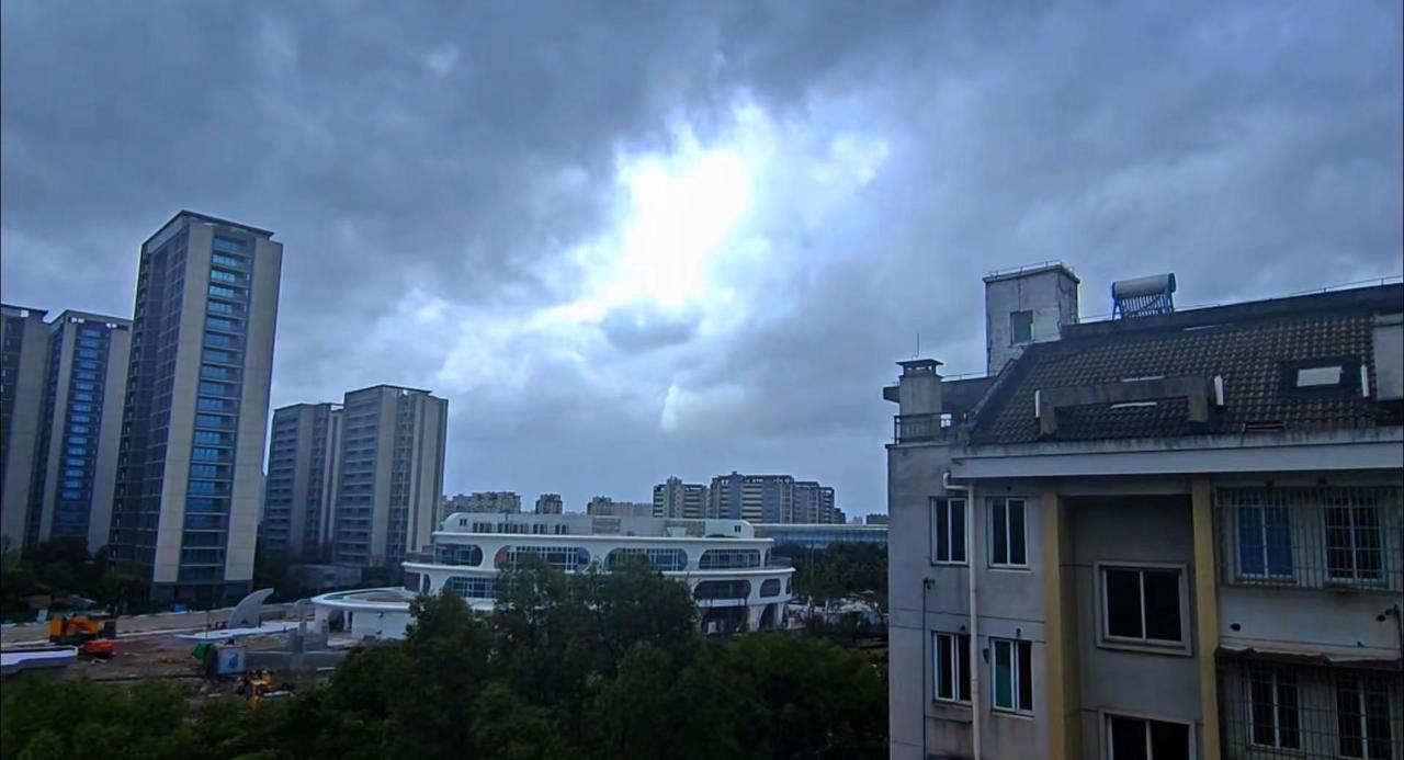 你们天上还有云么是不是全飘宁波来了 7.11 早上9点实拍的 一个天空装满了云宁