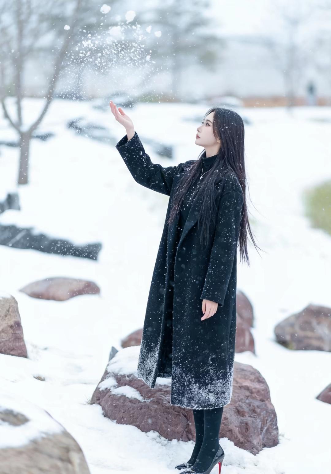 冬日雪景中的优雅女子，黑衣红唇，雪中漫步，如梦如幻。