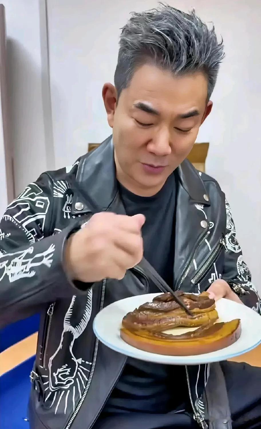 任贤齐吃把子肉
 有位女粉丝，看见身在济南的任贤齐，叫他品尝一下济南的把子肉，任