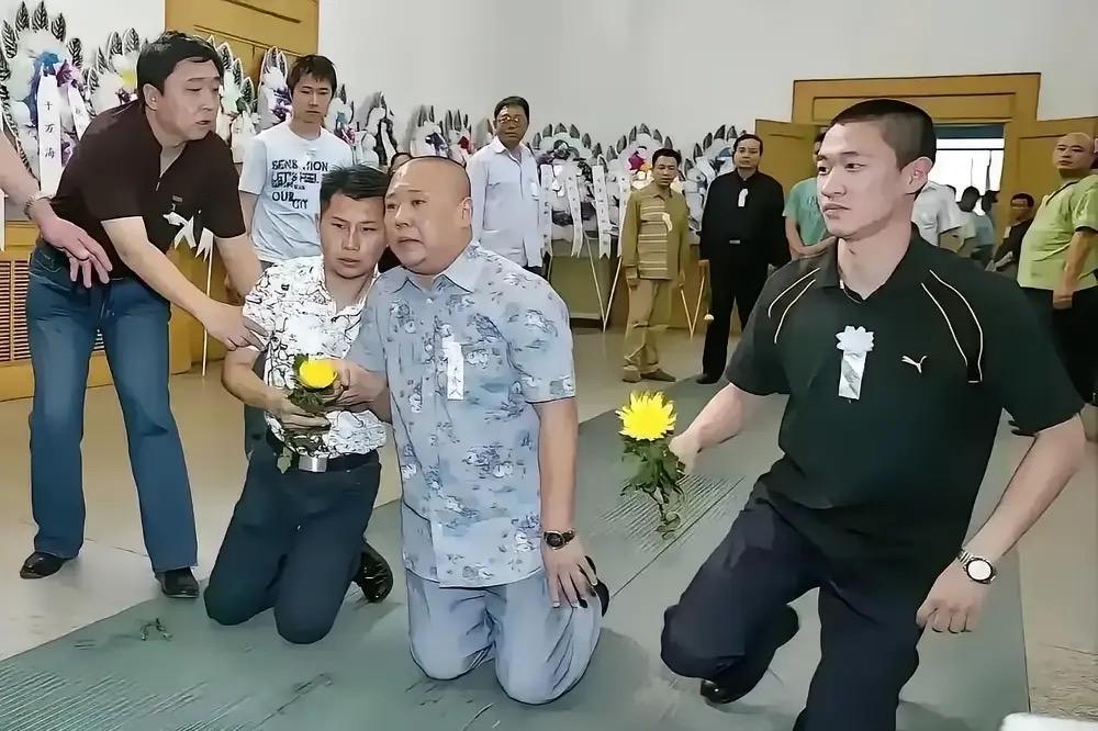 郭德纲带领曹云金何云伟祭拜侯耀文，足可见，当年郭有多器重二人。
​2007年，侯