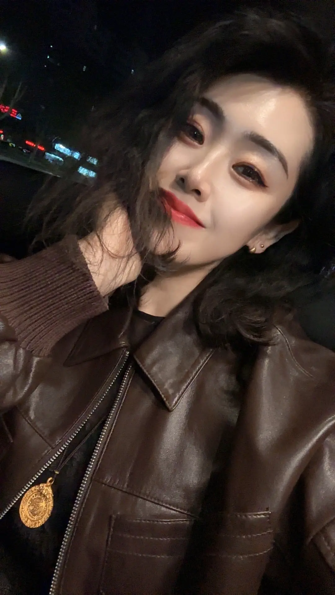 再大的风也阻挡不了看娃的心情，哈哈来个自拍照🙈🙈等妮下课🥰🥰