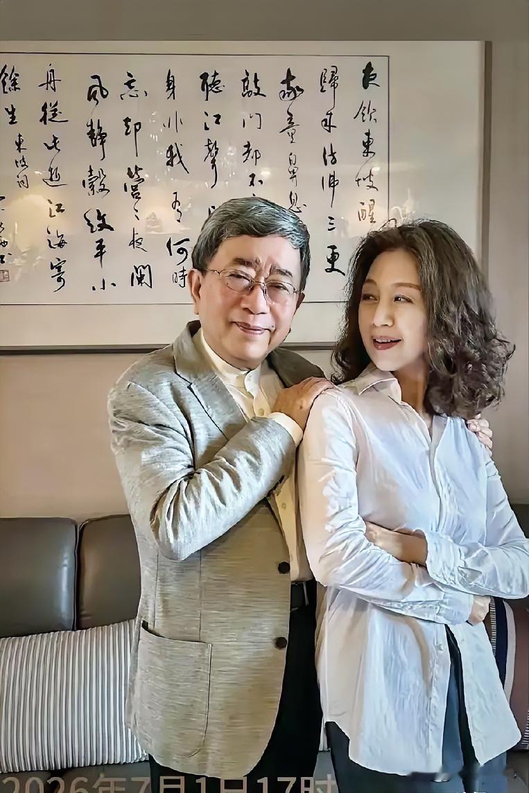 下面照片是80岁大作家余秋雨和64岁妻子马兰的最近合影。妻子马兰是国家一级演员，