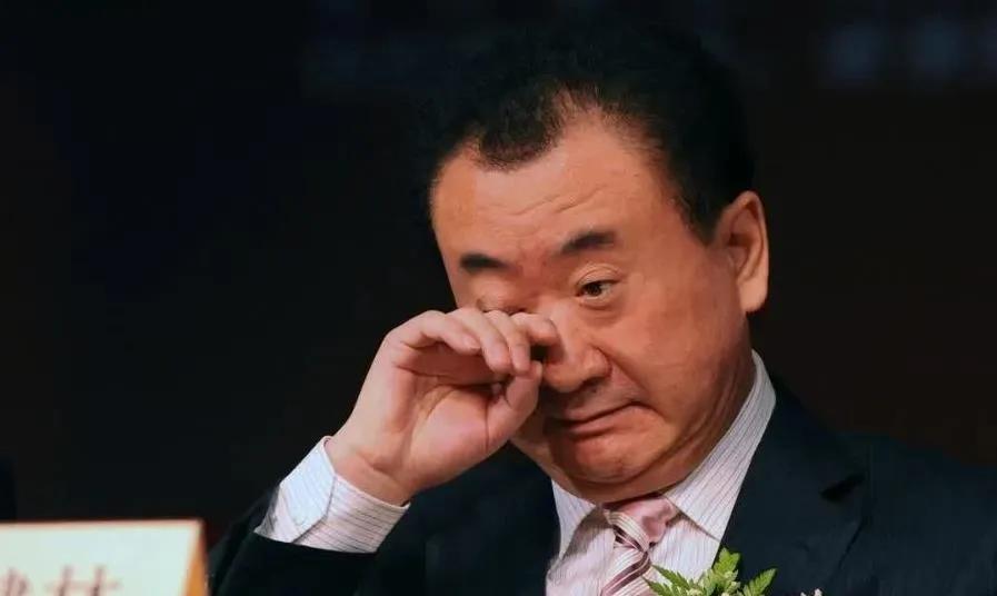 #王健林再卖一线城市万达广场# 随着直播带货的网红越来越多，实体商场的顾客数量也