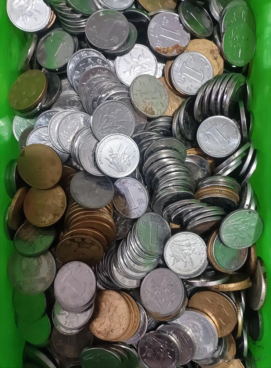 从沙漠走出来的人才知道一杯水的甘甜，受过贫穷的人才知道一分钱的艰难。像我们50年