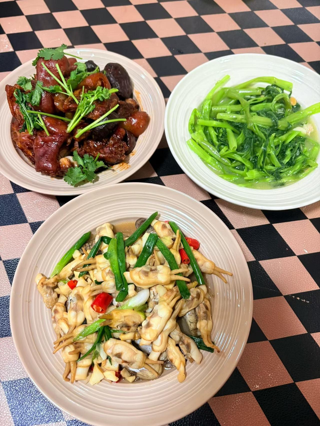 终于到饭点，干饭才是头等大事

盼了一上午，总算熬到饭点，紧绷的神经瞬间可以松下
