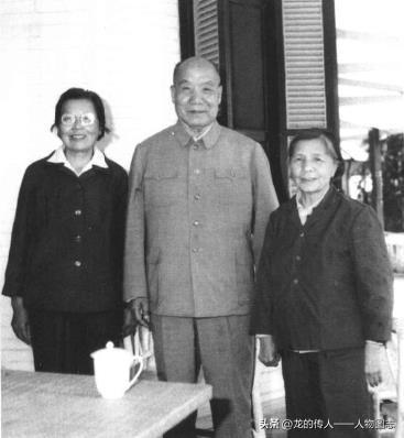 1983年，李达(中)、张乃一(左)夫妇在北戴河与任弼时同志的夫人陈琮英合影。