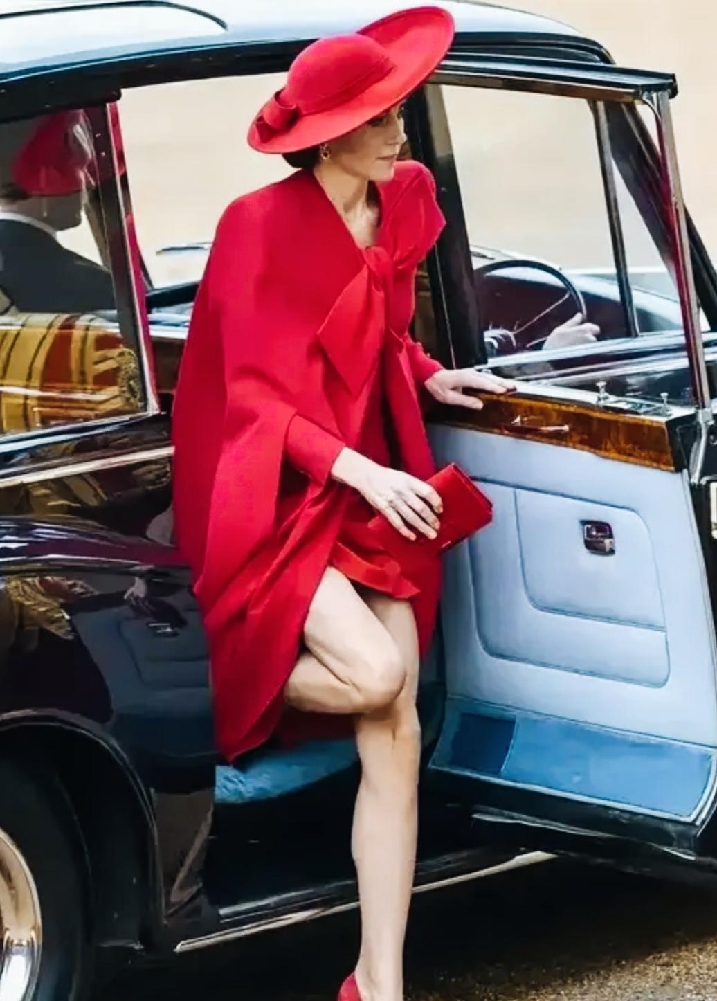 凯特王妃这一身红裙是不是非常漂亮啊！
这下车的姿势是不是也很优雅啊！
是不是既有