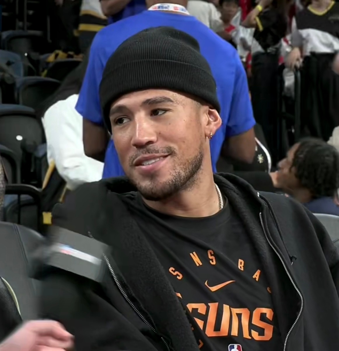 这两年太阳的一系列操作给布克折腾麻了， 沧桑不少[笑cry][笑cry][笑cr