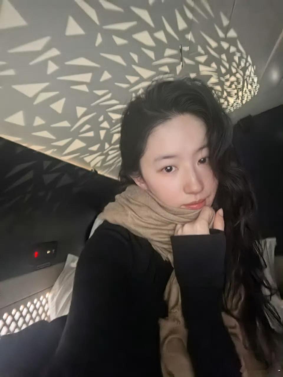 刘亦菲近期工作自拍刘亦菲 