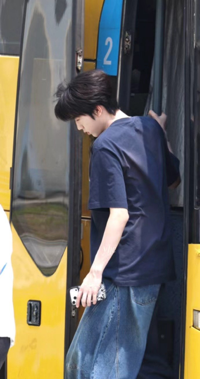 张桂源宽肩窄腰大长腿 张桂源骑单车清爽学长感 张桂源宽肩窄腰大长腿，张桂源骑单车