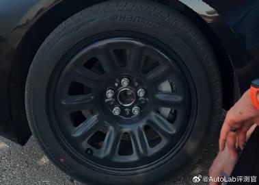 有海外网友分享了特斯拉标准版Model 3拆下轮毂罩后的轮毂样式【来自懂车帝车友