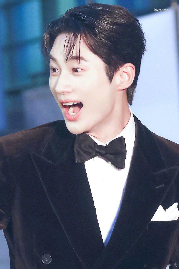 边佑锡等比例长大 边佑锡这才是真正意义上的等比例长大吧，翻他从前到现在的照片会发