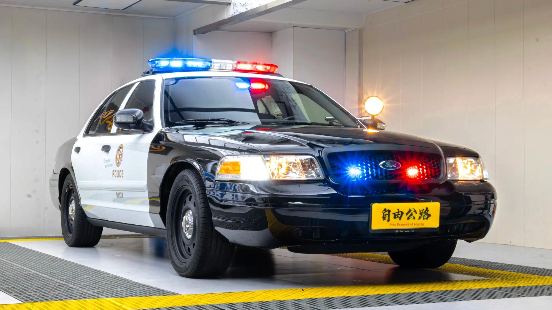 特殊车辆 北京自由公路除了之前NYPD涂装的CV，现在又来了一台NYPD涂装的C