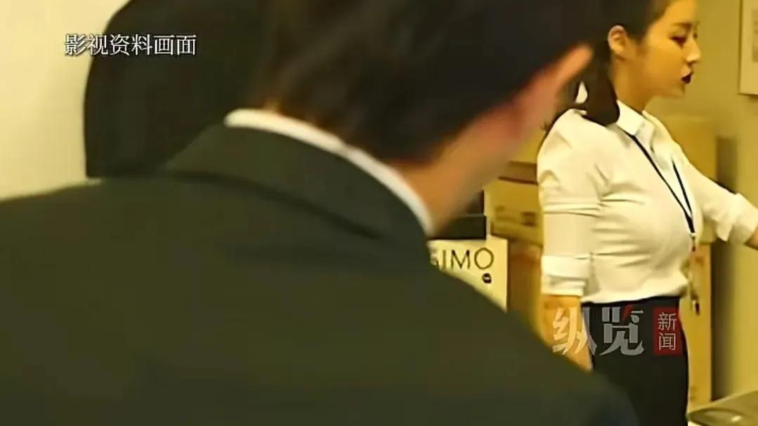 震惊！，女子喝水时发现杯里有不明液体，还有腥臭味，报案后发现是男同事多次在办公室