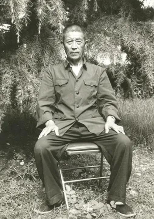 1937年，陈德贵趴尸堆，躲避日军残害。突然，他觉得脚冷轻微动了下，日军喝道：“
