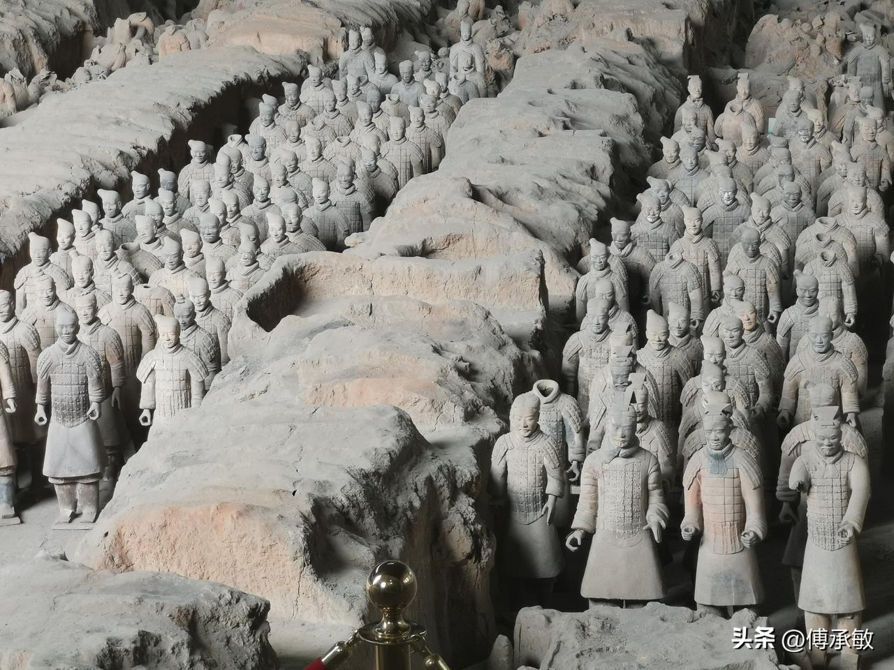 骊山脚下的黄土里，沉睡着大秦的地下军团。这组秦始皇陵东侧的陪葬陶俑，以真人真马比