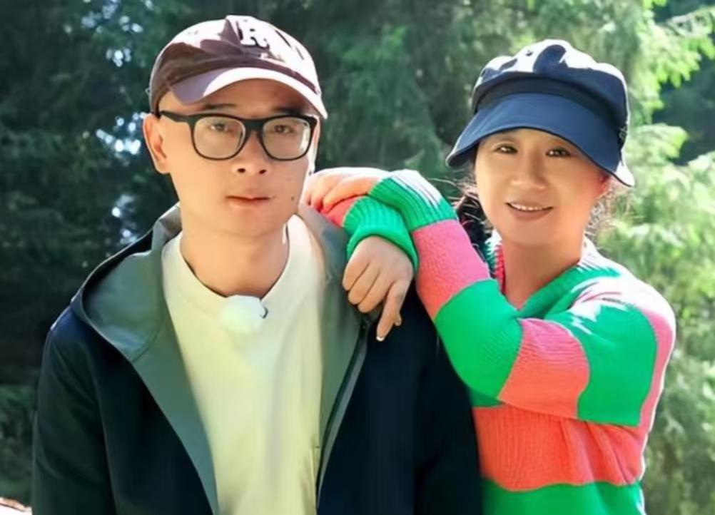 当年全网调侃的“咸鱼老公”，居然把脱口秀女王比下去了。

两年前傅首尔和老刘离婚