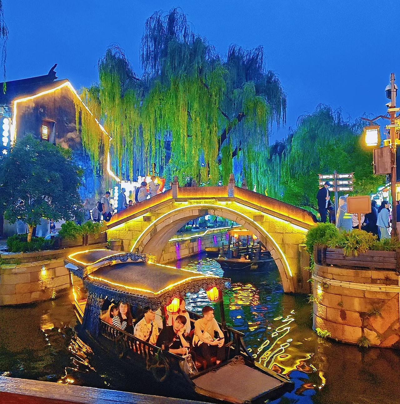 我一朋友发工资，没想到他立马把一笔钱存进定期账户。我问他: “发工资当天就存有必