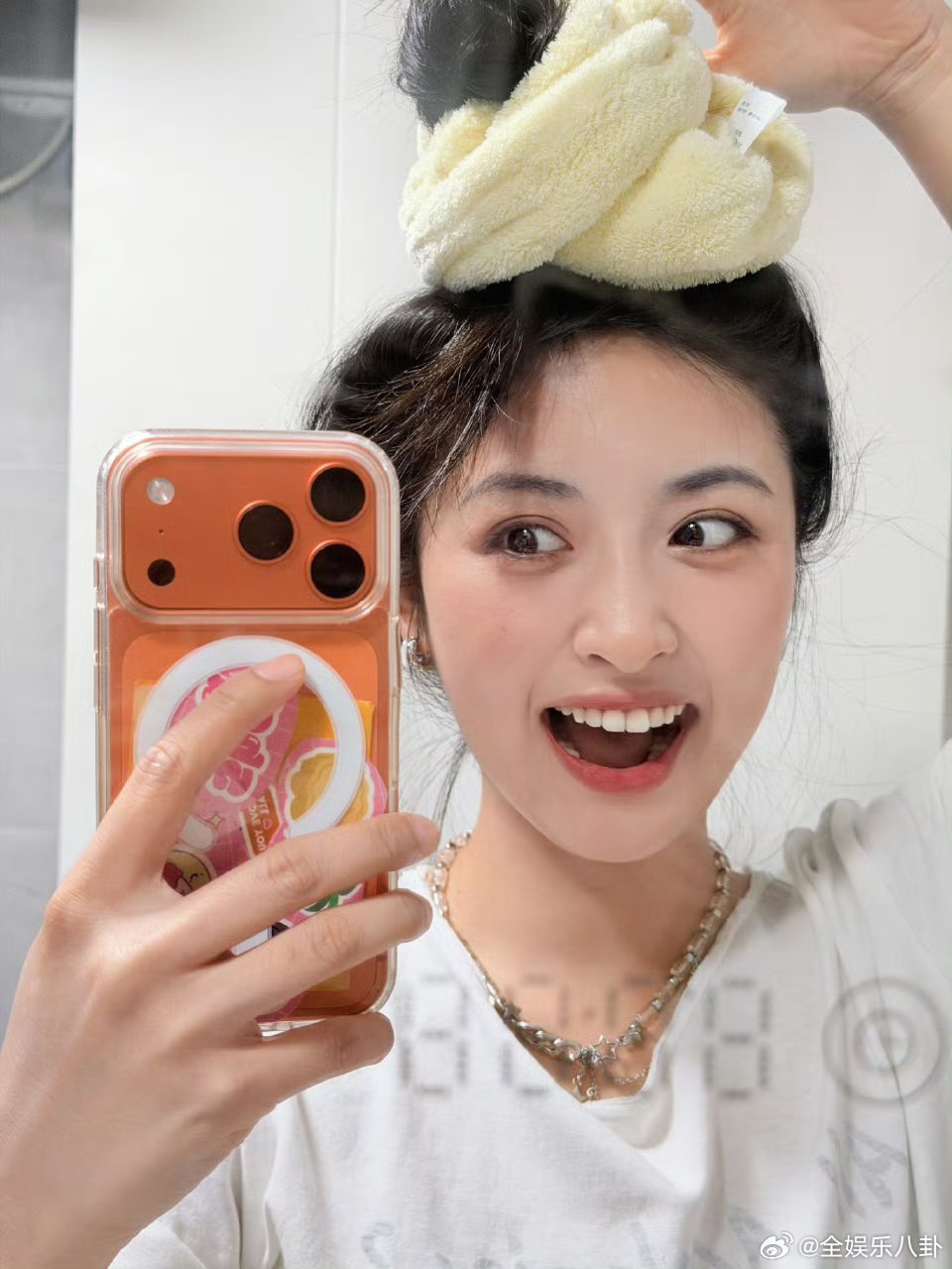 翟潇闻请客沈月新剧剧组沈月打卡翟潇闻请客牌但愿人长久沈月人太好了！ 