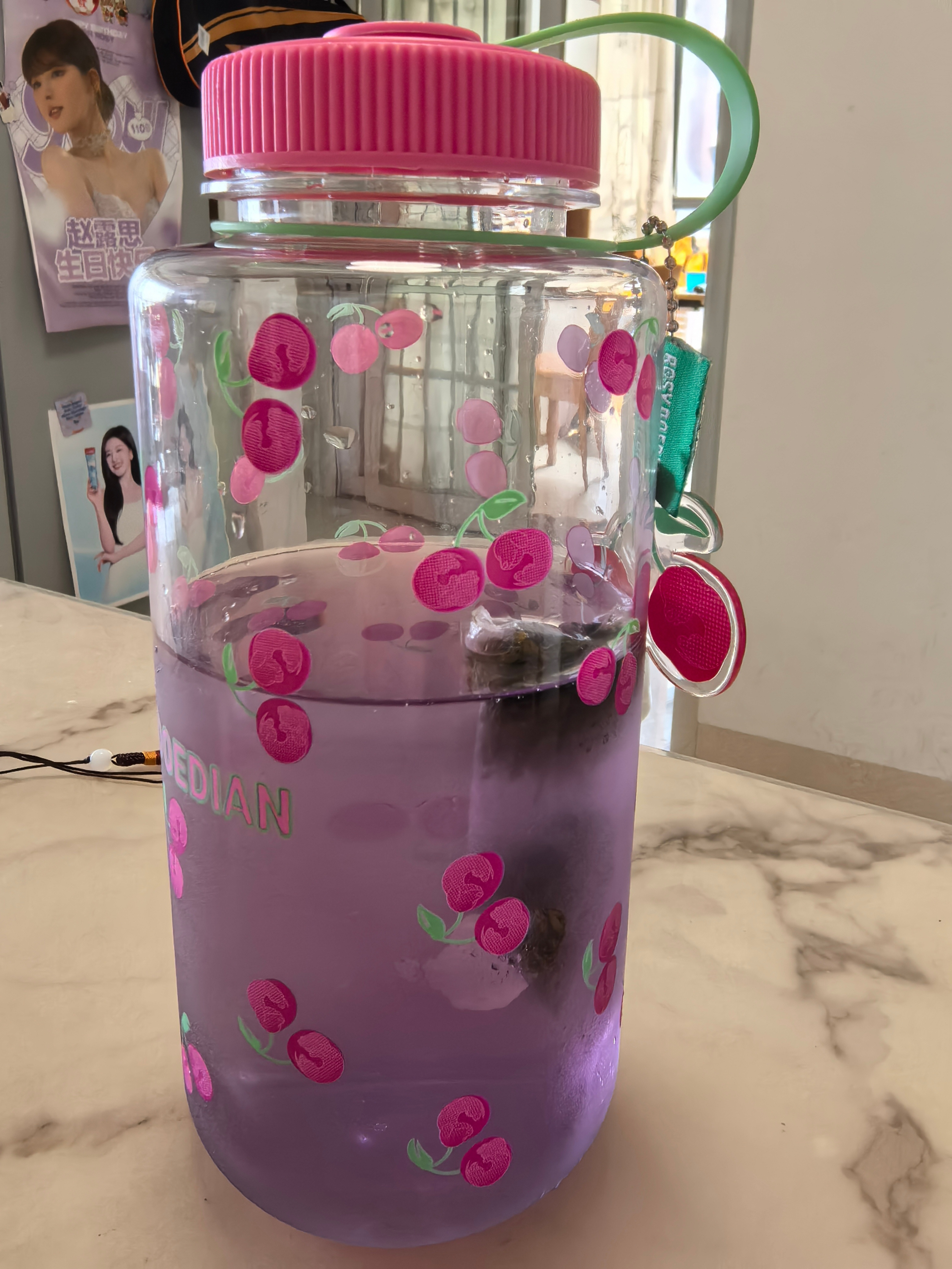 用樱桃杯子泡乐品乐茶流光栀紫也很漂亮啊，就是拍照技术不行，拍不出那种效果乐品乐茶