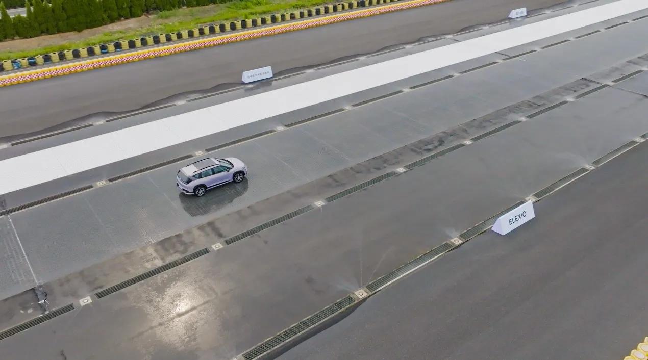 EO（ELEXIO）最吸引人的地方，就是它对低摩擦路面应对的游刃有余。测试中，急