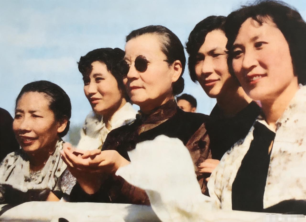 1959年国庆十周年的照片里，曾昭燏、吴贻芳和竺水招站在南京新街口的观礼台上，脸