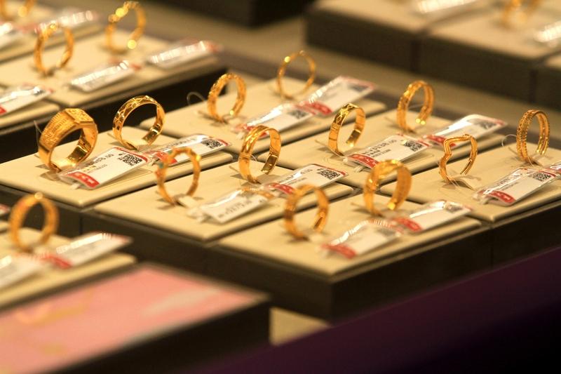 更不用说投资有风险，追高买跌也容易产生亏损。因此，没必要对黄金这事太过关注！金价