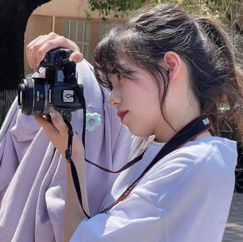 少女手持相机，记录美好时光。