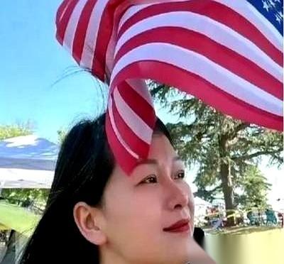 一个在国内小有名气的美女作家，宣称那里的空气让她窒息，活不下去。
于是，她扔下父