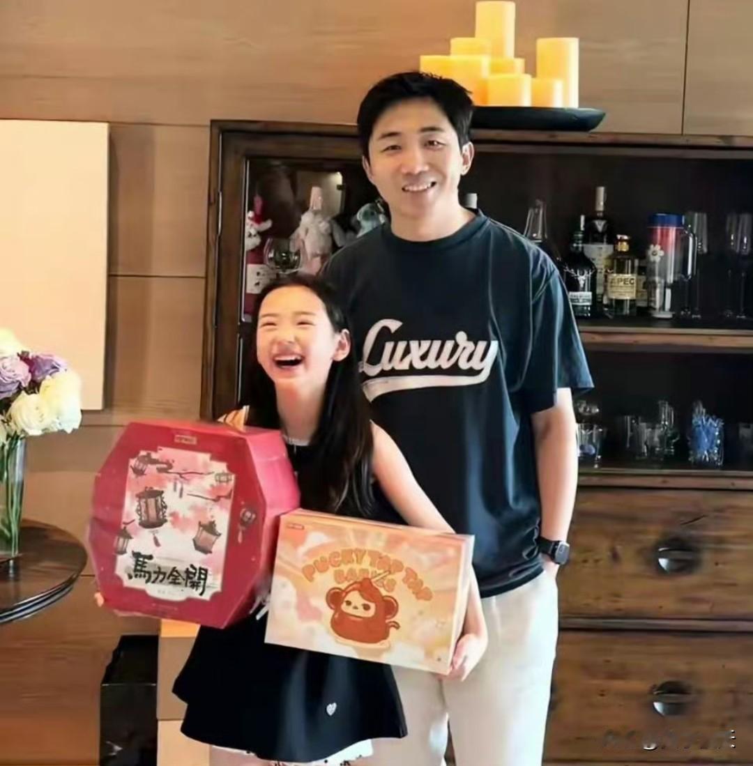 董璇人脉真牛，泡泡玛特总裁王宁去她家过年，送小酒窝非常多礼物 ​